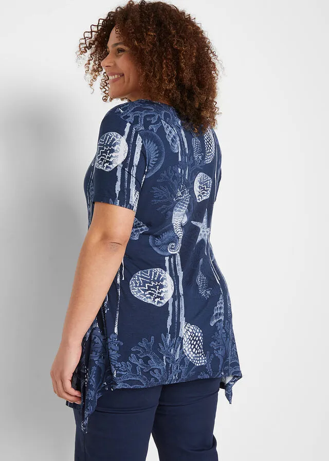 CAMISETA LARGA CON BAJO IRREGULAR AZUL MARINOBLANCO ESTAMPADO