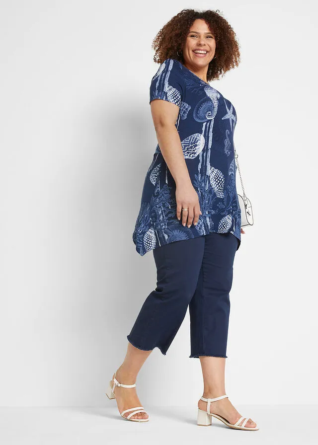 CAMISETA LARGA CON BAJO IRREGULAR AZUL MARINOBLANCO ESTAMPADO