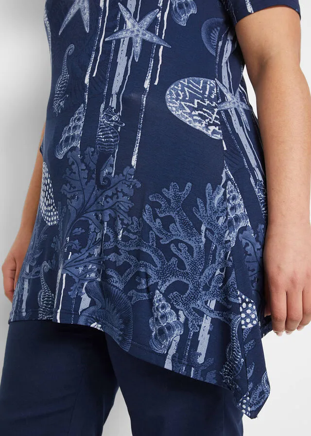 CAMISETA LARGA CON BAJO IRREGULAR AZUL MARINOBLANCO ESTAMPADO