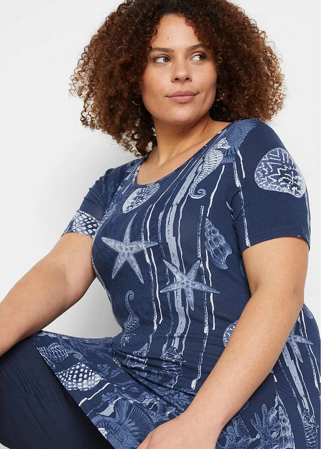 CAMISETA LARGA CON BAJO IRREGULAR AZUL MARINOBLANCO ESTAMPADO