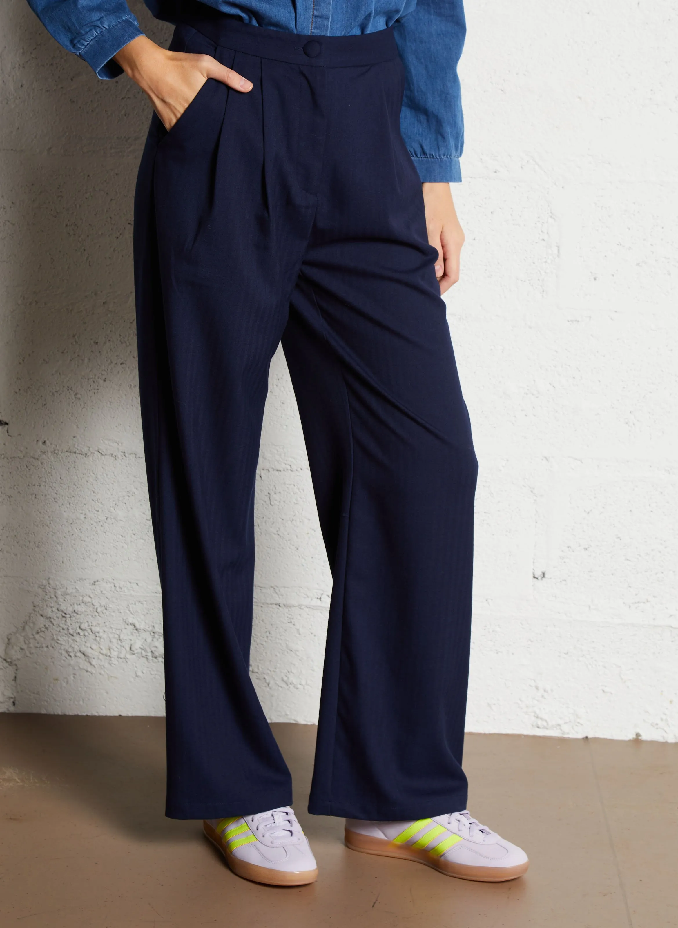 LA PETITE ETOILE PAOLINE  PANTALóN ANCHO DE TALLE ALTO CON PINZAS EN AZUL