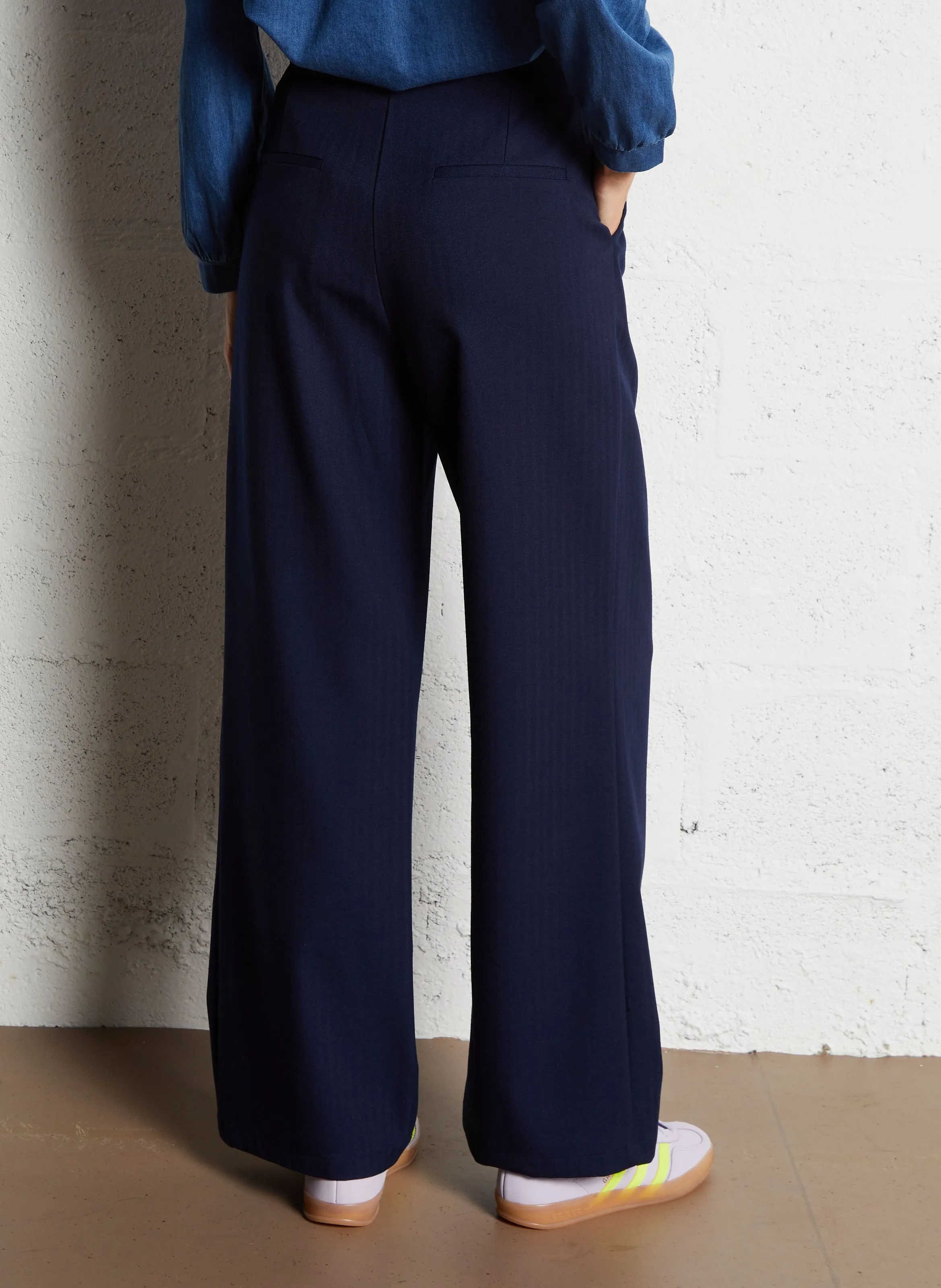 LA PETITE ETOILE PAOLINE  PANTALóN ANCHO DE TALLE ALTO CON PINZAS EN AZUL