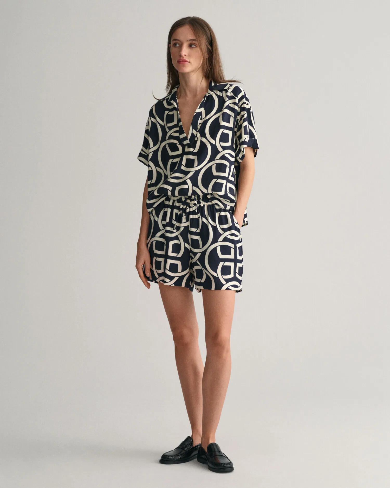 PANTALONES CORTOS PULLON RELAXED FIT CON ESTAMPADO MONOGRAM