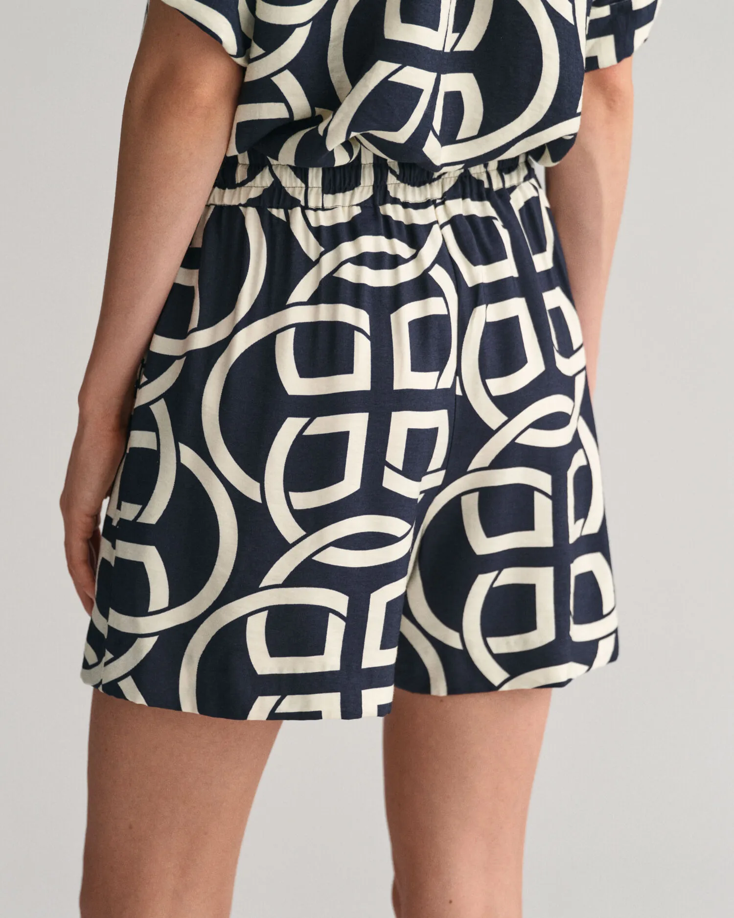PANTALONES CORTOS PULLON RELAXED FIT CON ESTAMPADO MONOGRAM