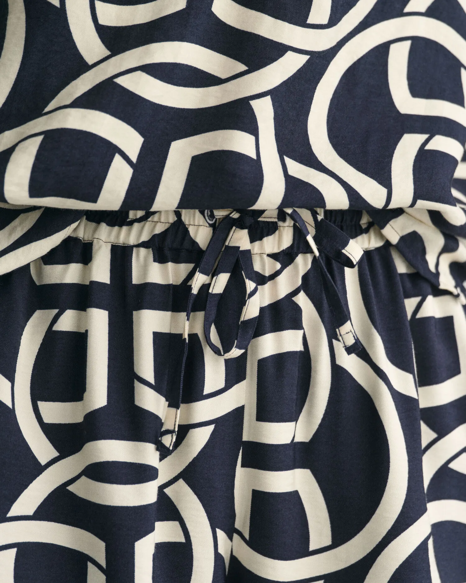 PANTALONES CORTOS PULLON RELAXED FIT CON ESTAMPADO MONOGRAM