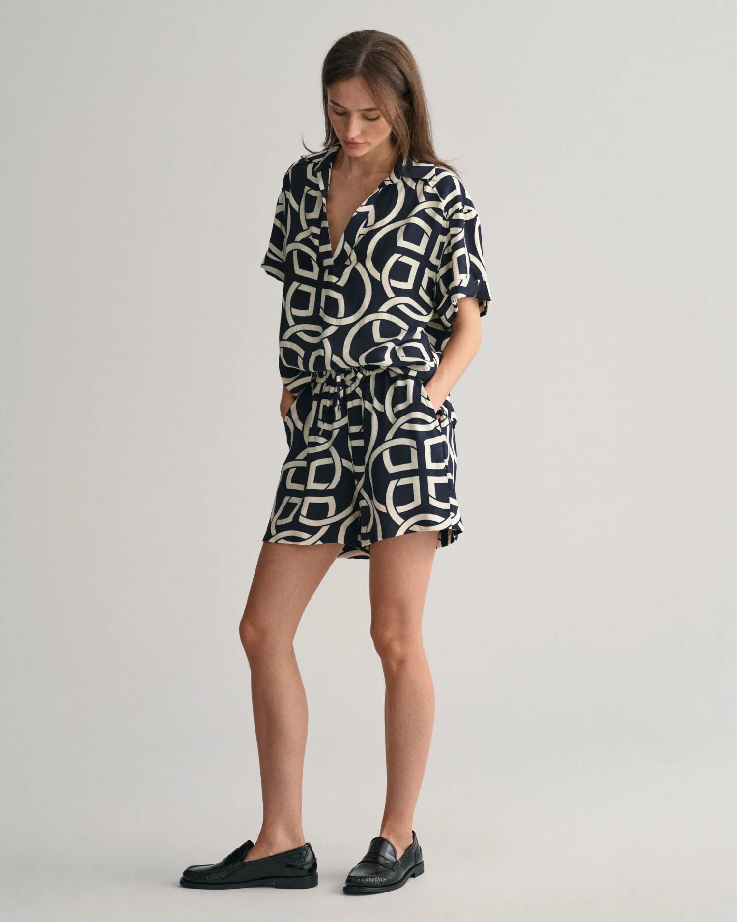 PANTALONES CORTOS PULLON RELAXED FIT CON ESTAMPADO MONOGRAM