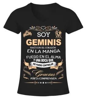 Soy Geminis nací con el corazón, en la manga fuego en el alma y una boca que no… Camiseta cuello pico Mujer
